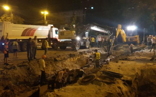 В Мариуполе «Теплосеть» пробила водовод «Горводоканала» у сгоревшего горсовета