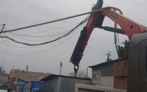 В Мариуполе грузовой автомобиль с манипулятором повредил газовую трубу