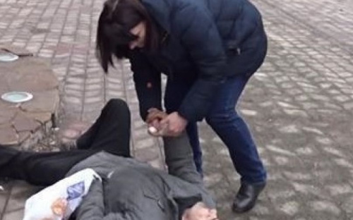 В центре Мариуполя пациент, очнувшись после потери сознания сбежал от скорой (ФОТО+ВИДЕО)