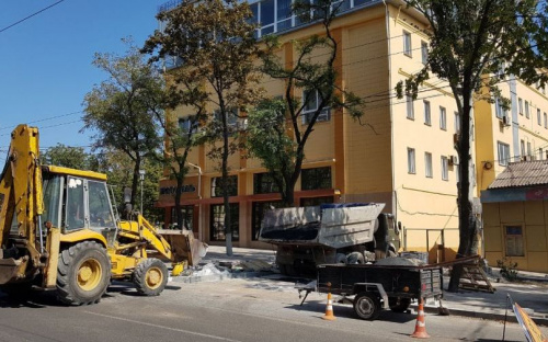 В центре Мариуполя обновляют тротуар: до Дня города заасфальтируют и уложат плитку