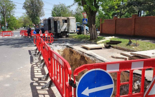 В Центральном районе Мариуполя меняют теплотрассу (ФОТО)