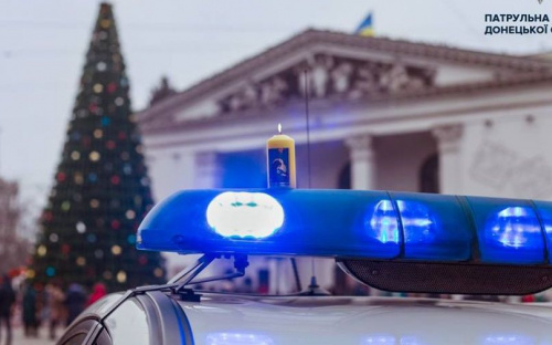 В преддверии Рождества полицейские Мариуполя патрулировали город с Вифлеемским огнём (ФОТО)