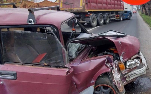 В Мариуполе автомобиль разбился о столб