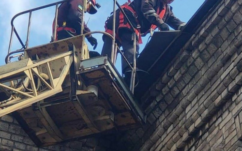 Мариупольские спасатели на большой высоте устраняли опасность