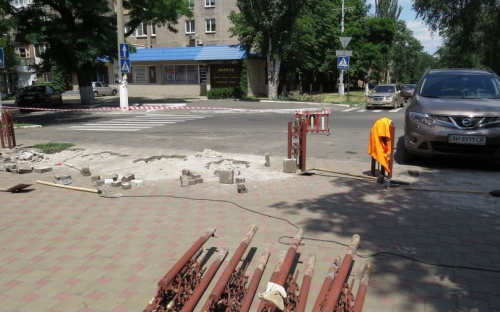 Из центра Мариуполя уберут парковку, расширив пешеходное пространство (ФОТОФАКТ)