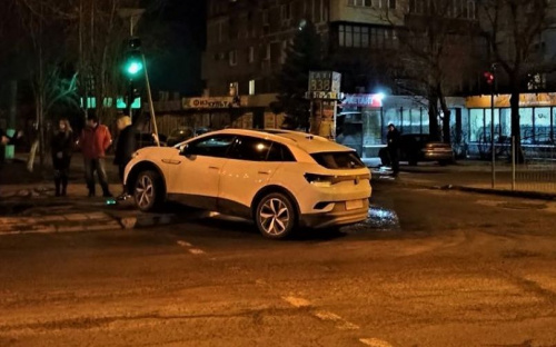 Автомобиль снес пешеходный светофор в Мариуполе