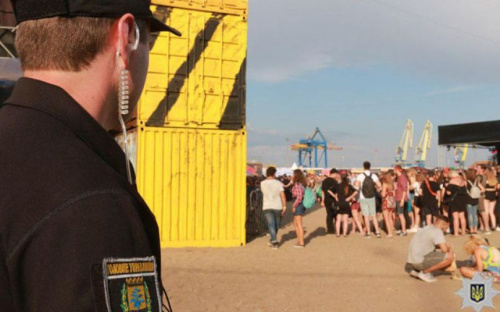 В Мариуполе двух подозреваемых в краже подвело желание послушать музыку