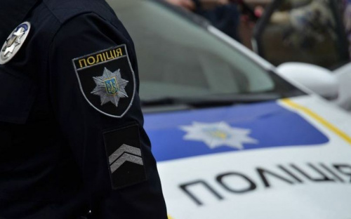 Полиция выносила за ноги мариупольца, распивающего алкоголь на детской площадке (ВИДЕО)