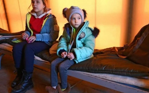 Предлагают спать на нарах в поле: куда везут «эвакуированных» жителей ОРДЛО?