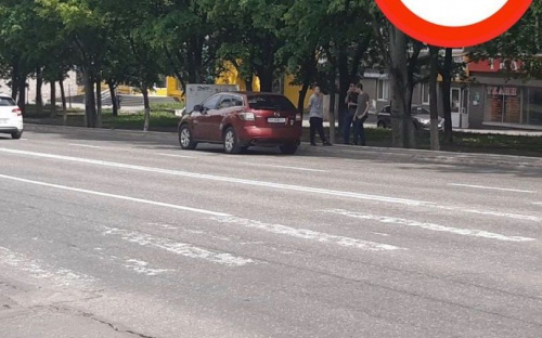 В Мариуполе на «зебре» автомобиль наехал на девушку