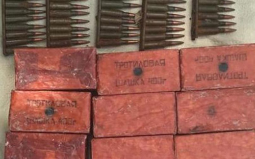 Гранаты и взрывчатку прятали в подвале многоэтажки и бывшем детском лагере на Донбассе