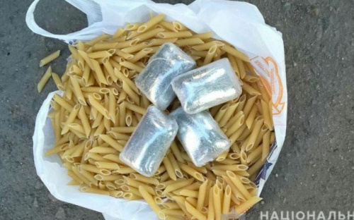 Макароны с сюрпризом: в Мариуполе марихуану спрятали в пакете с макаронными изделиями (ФОТО)