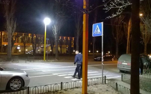 В Мариуполе жители собирают средства на светильники для неосвещенных пешеходных переходов 