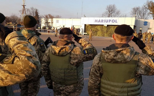 В аэропорту Мариуполя встречают Президента (ФОТОРЕПОРТАЖ)