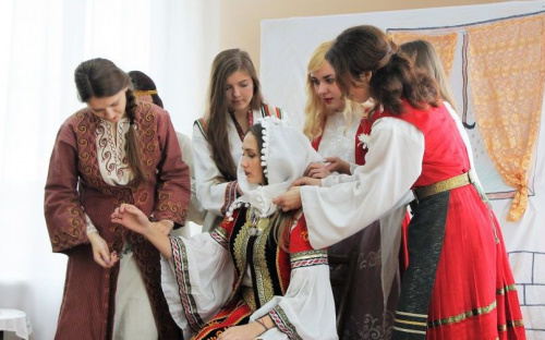 Мариупольские студенты «сыграли» традиционную греческую свадьбу (ФОТО+ВИДЕО)