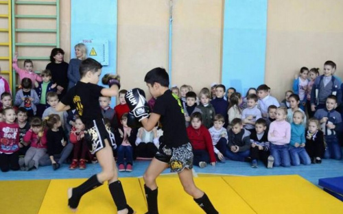 Чемпион мира по кикбоксингу наградил лучших юных мариупольских спортсменов (ФОТО)