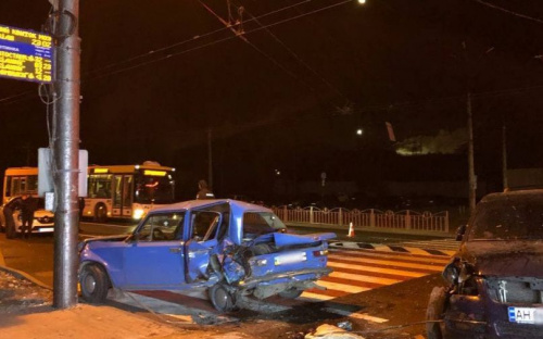 На опасной дороге в Мариуполе столкнулись автомобили: сбит пешеход и травмирован водитель