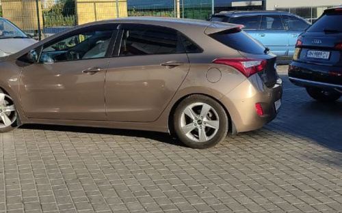 В Мариуполе автомобиль наехал на ногу девушки и скрылся
