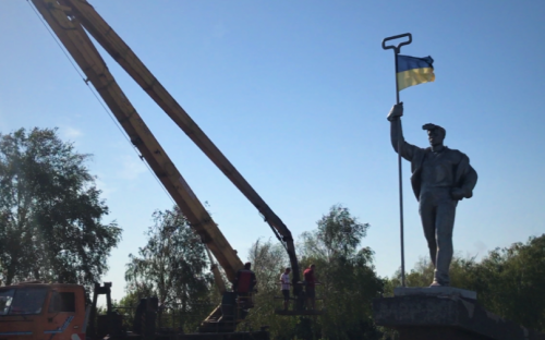 Мариупольский Сталевар встречает гостей города с высоко поднятым флагом Украины