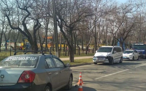 Лоб в лоб: в Мариуполе легковушка столкнулась с микроавтобусом (ФОТО)