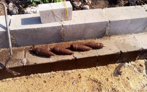 Мариуполец в своем дворе нашел артиллерийские снаряды (ФОТО)