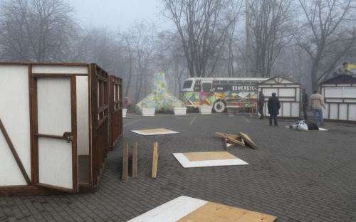 На Театральной площади Мариуполя начали строительство ярмарочного городка (ФОТО)
