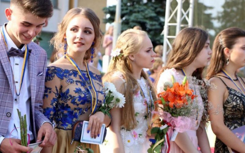 Выпускные вечера в Мариуполе пройдут под присмотром полицейских (ФОТО)