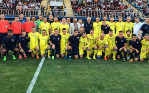 На поле вышли команда «Мариуполь» и сборная легенд, чтобы провести матч вечной памяти (ФОТО+ВИДЕО)