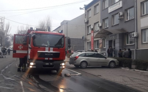 Пожар в бизнес-центре в Мариуполе: эвакуировано около 100 человек (ФОТО)