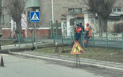 По просьбе жителей на мариупольской улице обустраивают пешеходный переход