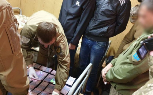  На Донбассе прокуроры с СБУ на горячем взяли заместителя командира воинской части (ФОТО)