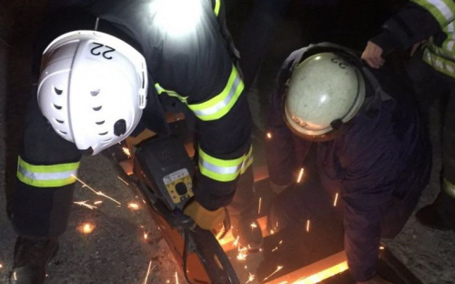 Застрявшего в ливневке мариупольца высвобождали с бензорезом