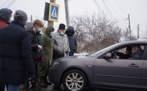 Мариупольцы и жители села Червоное перекрыли дорогу из-за хамства на блокпосту
