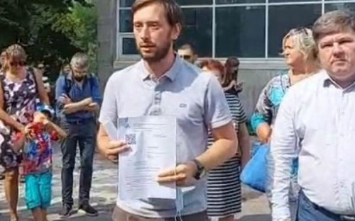 Возле мариупольской школы прошел митинг: когда завершится ремонт и почему его задерживают?