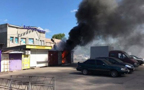 На рынке в Мариуполе пожар угрожал припаркованным автомобилям (ФОТО)