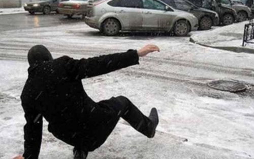 Как мариупольцам избежать ушибов на ледовом «стекле»? (ФОТО)