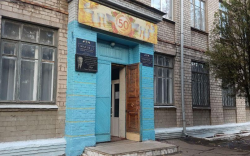 Наглухо закрытые двери и обязательные бахилы: в мариупольской гимназии особый режим (ФОТО)