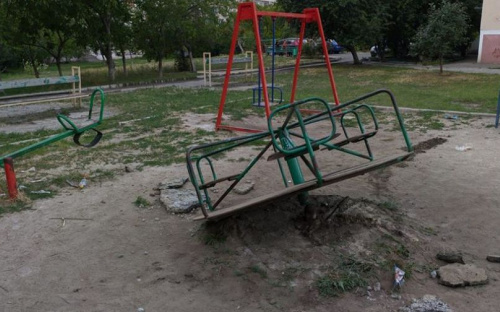 В Мариуполе дети вандалят на детской площадке - сломали карусель и устроили драку
