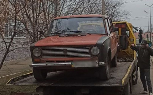 В Мариуполе неправильно припаркованный автомобиль отправили на штрафплощадку