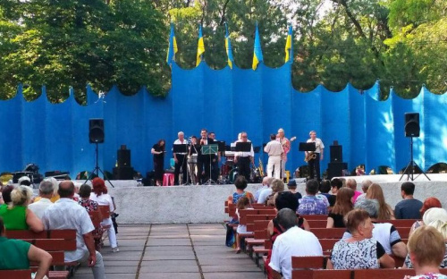 Мариупольцы празднуют День Конституции под джаз (ФОТО+ВИДЕО)
