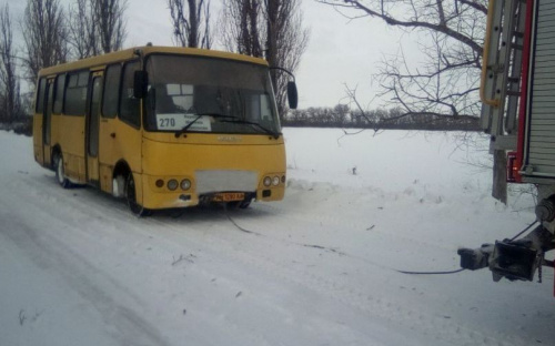 В снежном плену: автобус из Мариуполя застрял в Никольском районе (ФОТО)