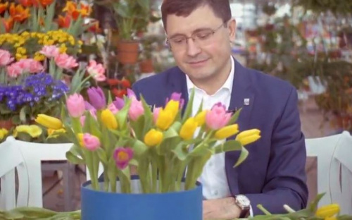 Мэр Вадим Бойченко собрал букет для мариупольчанок (ВИДЕО)