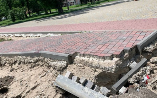 Тротуар, уложенный менее года назад, разрушили обильные осадки в Мариуполе