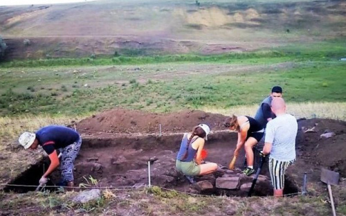 Мариупольцы нашли остатки жилищ, посуды и орудий труда эпохи поздней бронзы (ФОТО)