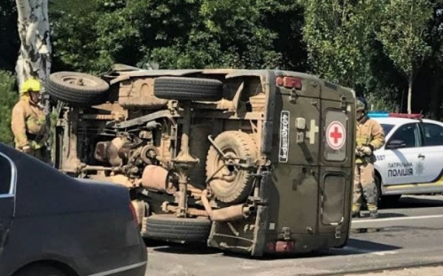 В Мариуполе перевернулся военный автомобиль (ДОПОЛНЕНО)
