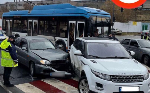 В Мариуполе на Набережной пробка из-за аварии, а на Строителей – тройное ДТП (ДОПОЛНЕНО)