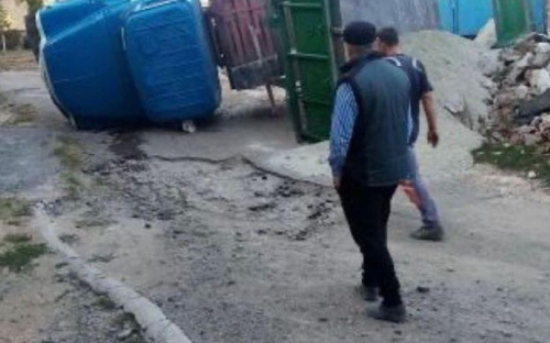 В частном секторе Мариуполя перевернулся грузовик