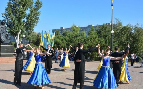 Флаги, вышиванки, значки, поэзия: как мариупольцы отмечают День Независимости