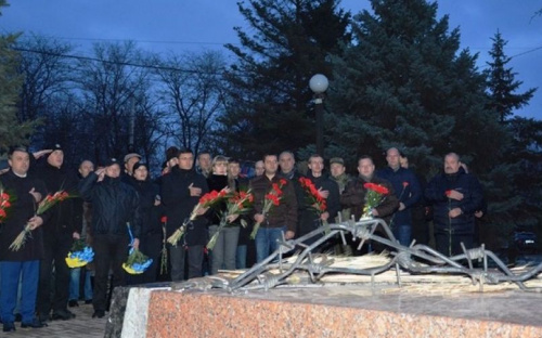 Мариупольцы минутой молчания почтили память жертв Голодомора (ФОТО)