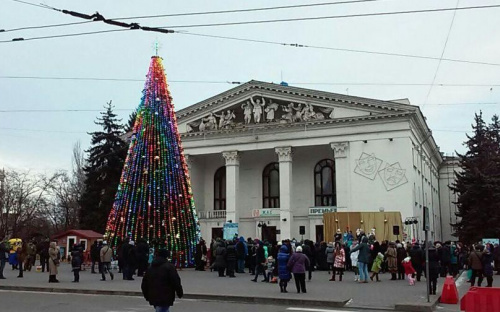 В Мариуполе под песни молодежи и танцы Снегурочек закрыли главную елку (ФОТО)